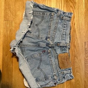 VINTAGE LEVI’S 550 MEDIUM WASH DENIM SHORTS!! LIKE NEW, VERY GOOD CONDITION!!